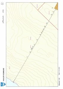 Situasjonsplan som viser terrengform (konturlinjer), eiendomsgrenser, høydemål og en vei.