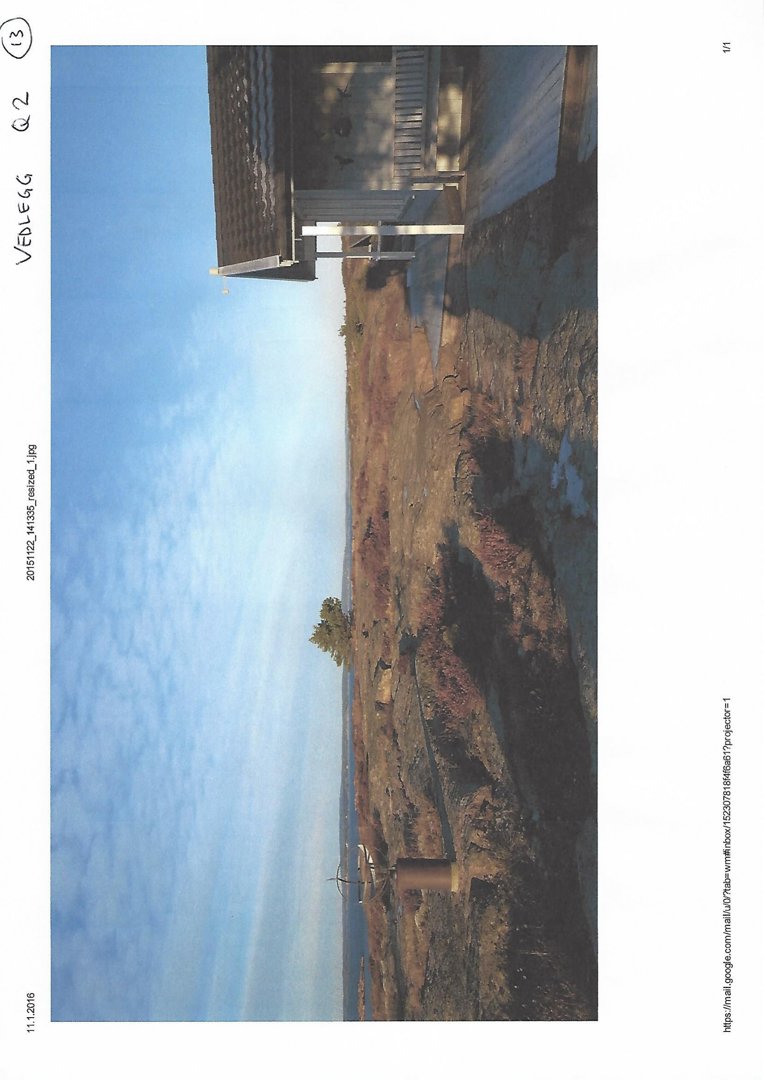 Fotografi av en bygning (ett hus) sett fra siden, med omgivende terreng og himmel.