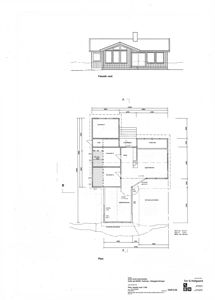 Bildet viser en fasadetegning (vest) og en etasjeplan (Plan) for en bolig, med romoppdeling, mål og konstruksjonsdetaljer.