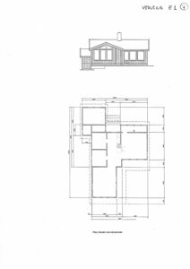 Bildet viser en tegning med etasjeplan (romfordeling) og fasadeopprikk for en bygning.