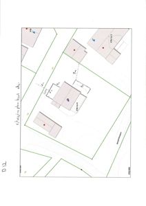 Situasjonsplan (tomtekart) som viser tomtens grenser, plassering av bygninger og veier.