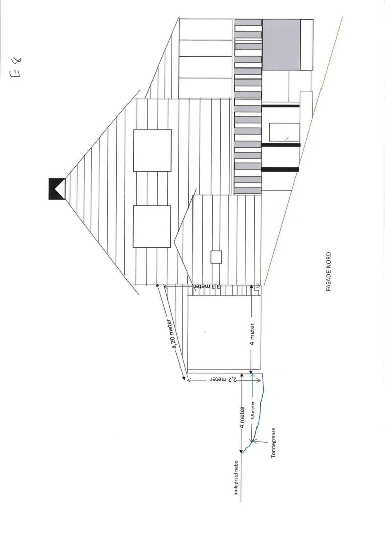Fasadetegning (opprikk) av en bygning sett fra nord, med angitte mål for takhøyde og tomtegrenser.
