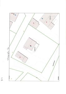 Situasjonsplan som viser tomtens grenser (grønne linjer), plassering av bygninger (grå rektangler), veier (Dalslandveien) og høydemål.