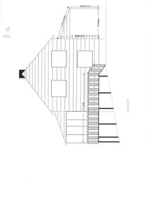 Fasadetegning (opprikk) av en bygning sett fra siden, med angitte mål på høyder og bredder.