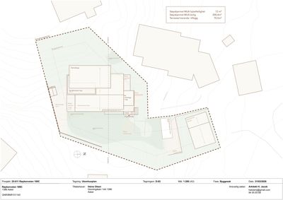 Situasjonsplan som viser bygningens plassering på tomten, med omgivende terrenglinjer og nabobygninger.