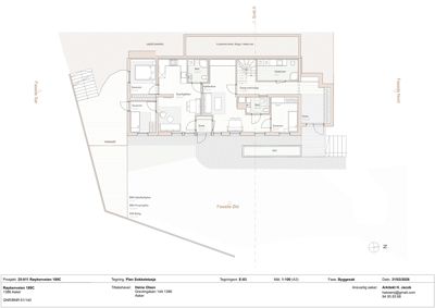 Etasjeplan (skelleetasje) som viser romfordeling, veggposisjon og orientering (N/S/O/V) for en bolig.