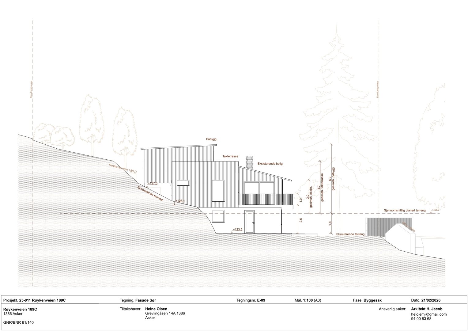 Fasadetegning (oppriks) som viser bygningens utseende sett fra siden, med høydeangivelser og terrengforhold.