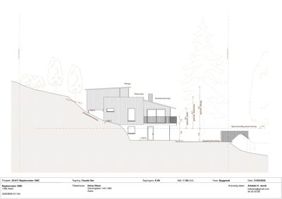 Fasadetegning (oppriks) som viser bygningens utseende sett fra siden, med høydeangivelser og terrengforhold.