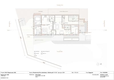 Etasjeplan (snitt) som viser romfordeling, mål og fasaderetning for en bygning.