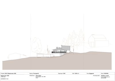Tverrsnitt (snittegning) av en bygning i terreng, som viser forholdet mellom bygningen og den omkringliggende topografien.