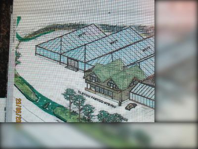 3D-visualisering (rendering) som viser et nytt bygganlegg med eksisterende deler, inkludert omgivelser, veier og vegetasjon.