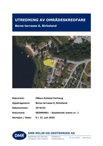 Flyfoto av et område med en markert tomt (gult polygon) og en rød pinne, som viser nabolag og infrastruktur.