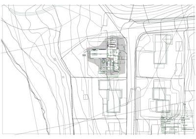 Situasjonsplan som viser tomtens topografi (konturlinjer), bygningers plassering i forhold til hverandre og veier, samt en del av nabolaget.