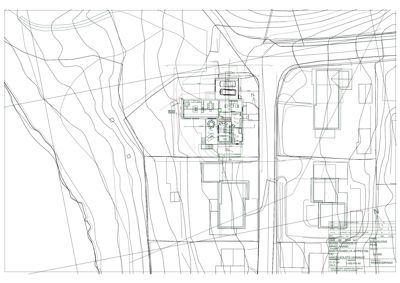 Situasjonsplan som viser bygningens plassering på tomten i forhold til terrenget (konturlinjer) og nabolaget.