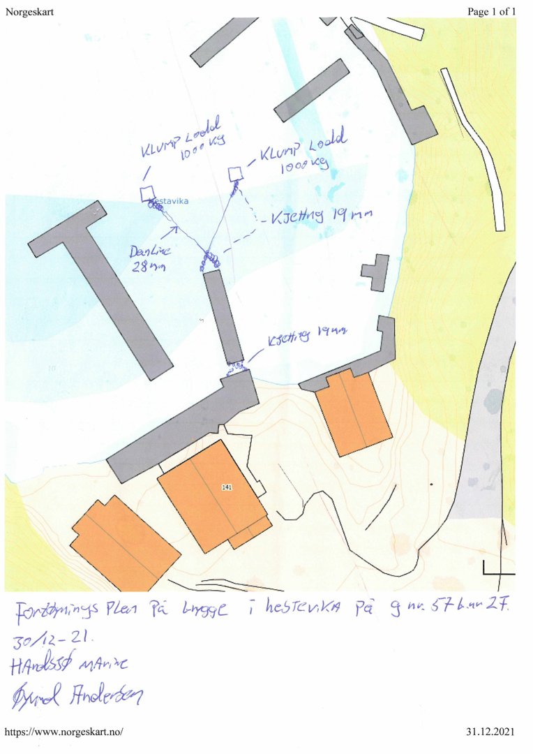 Situasjonsplan som viser tomtens form, eksisterende bygninger (i oransje), og håndtegnede notater om avstander og eiendomsgranser.