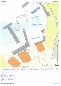 Situasjonsplan som viser tomtens form, eksisterende bygninger (i oransje), og håndtegnede notater om avstander og eiendomsgranser.