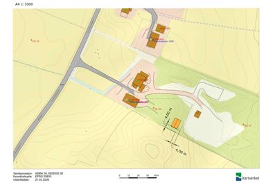 Situasjonsplan som viser tomtens form, høydeforhold (konturlinjer), eksisterende bygninger, veier og planlagt plassering av nye bygg med angitte avstander.