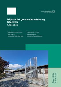 Fotografi av Geilo skole med en metalltrapp og hekk i forgrunnen.