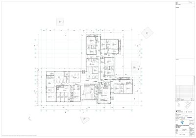 Etasjeplan (1. etasje) som viser romfordeling, vegger, dører og dimensjoner for en bygning.