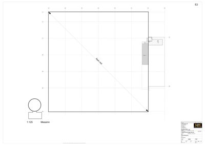 Etasjeplan (E2) som viser romfordeling, akser og en mesanin.