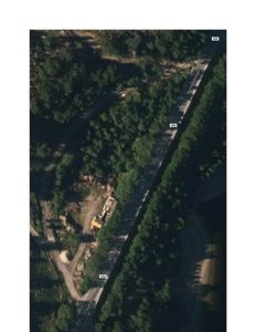 Luftfoto eller kartutsnitt som viser veier (Hummelshøgvegen, Hummelsdalsvegen), skog og et byggeområde.