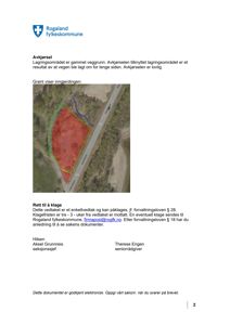 Et fotografi av et lagringsområde (rødt) og en vei (blå) med en grønn inngjerding.