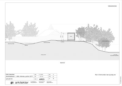 Snittegning (Snitt CC) som viser bygningens tverrsnitt i forhold til terreng og omgivende landskap.