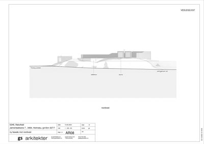 Snittegning som viser fasade mot nordvest med terrengforhold og grunnkonstruksjon.