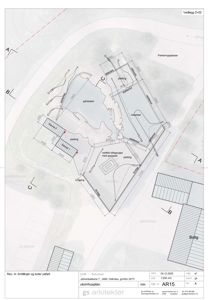 Situasjonsplan som viser tomtens form, grenser, nabobygninger, parkeringsplasser og innvendig romfordeling.