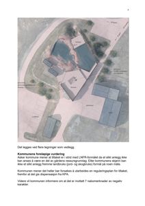 Situasjonsplan som viser bygningers plassering i forhold til omgivelser, inkludert en vannmasse (sjø/terrasse) og vegger.