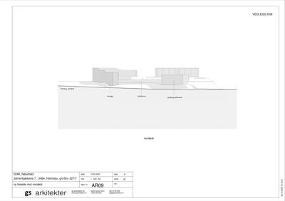 Fasadetegning som viser bygningens utseende sett fra nordøst, inkludert terreng og takkonstruksjon.