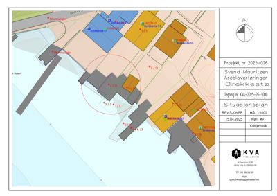 Situasjonsplan som viser tomt, nabobebyggelser, veier og vannkropp (havneområde) med overlappende arealer.