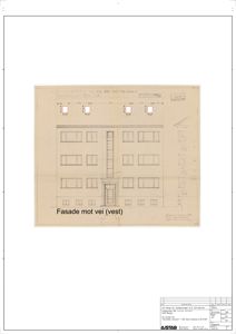 Fasadetegning av en bygning sett fra vest, med vinduer, dører og mål angitt.