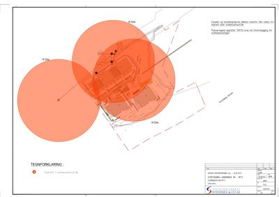 Situasjonsplan som viser tohydrantdekning (R-50m) for en bygning, med tekster om fasader og slukkerørnett.