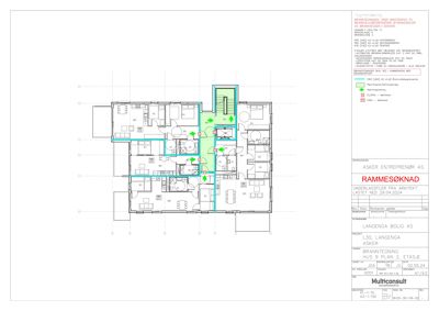 Etasjeplan (1. etasje) med romfordeling, veggtykkelse og tekniske symboler for varme og ventilasjon.