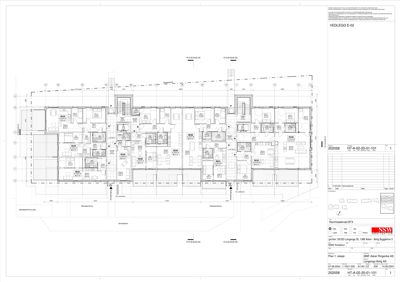 Etasjeplan (1. etasje) som viser romfordeling, veggposisjon og inngangspunkt i en bygning.