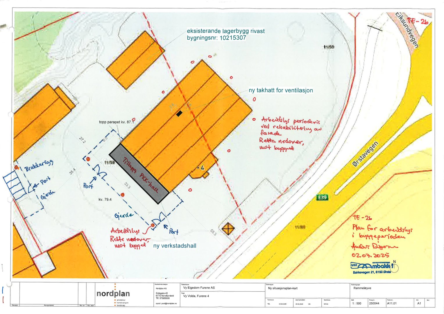 Situasjonsplan som viser eksisterende og planlagt bygning på tomten, inkludert veier og nabobygninger.