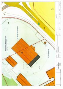 Situasjonsplan som viser eksisterende og planlagt bygning på tomten, med tilhørende veier og terrengforhold.
