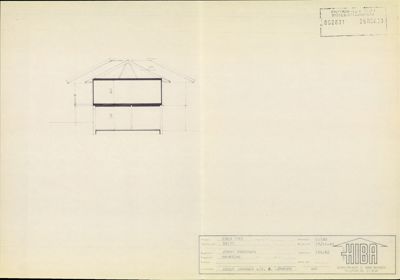 Snittegning som viser bygningens tverrsnitt med høyder og takkonstruksjon