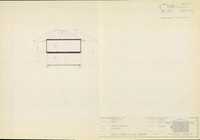 Snittegning som viser bygningens tverrsnitt med høyder og takkonstruksjon
