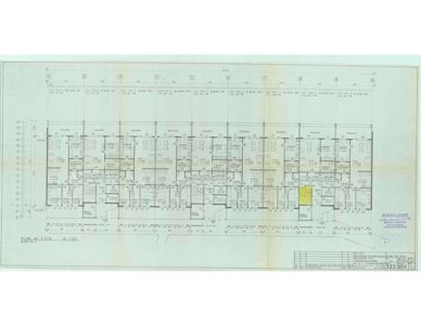 Etasjeplan (1:100) som viser romfordeling, veggposisjon og romnummerering for en bygning.