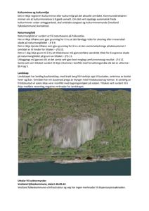 Fotografi av et kystlandskap med bratt berg, havlinje og bustader. Bildet illustrerer landskapet og bygningsmiljøet nevnt i teksten.