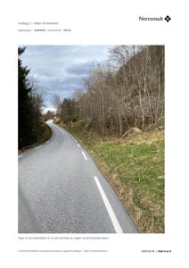 Et fotografi av en asfaltert vei (Brennisdalsvegen) med skog og fjell i bakgrunnen.