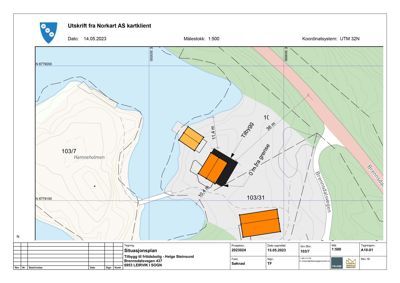 Situasjonsplan som viser tomtens beliggenhet i forhold til vann, vei og naboarealer, samt plassering av planlagte bygninger.