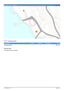 Kartutsnitt som viser et vassdragsområde med topografiske linjer og en markert tomt (rosa rektangel).