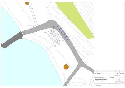 Situasjonsplan som viser tomtens topografi (konturlinjer), vannkropp, vei, og plassering av bygning med tilhørende parkeringsplasser (P10-P30) og en markert trærbeholdning.