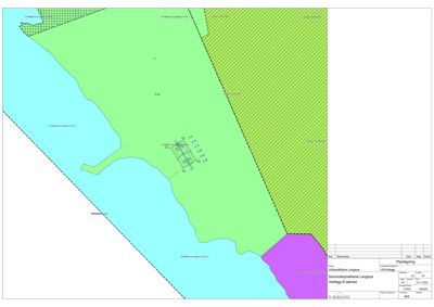 Situasjonsplan som viser tomtens beliggenhet i forhold til vann og naboeiendommer, samt plassering av et bygg.