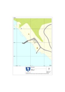 Situasjonsplan (kartutsnitt) som viser bygningens plassering i forhold til kystlinjen, veier og terrenget.