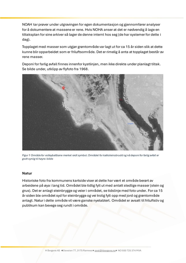 Fotografi av et kystområde med en volleyballbane (merket med rødt symbol) og et deponi for farlig avfall (til høyre).