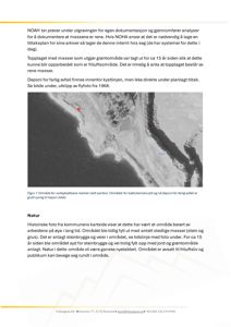 Fotografi av et kystområde med en volleyballbane (merket med rødt symbol) og et deponi for farlig avfall (til høyre).